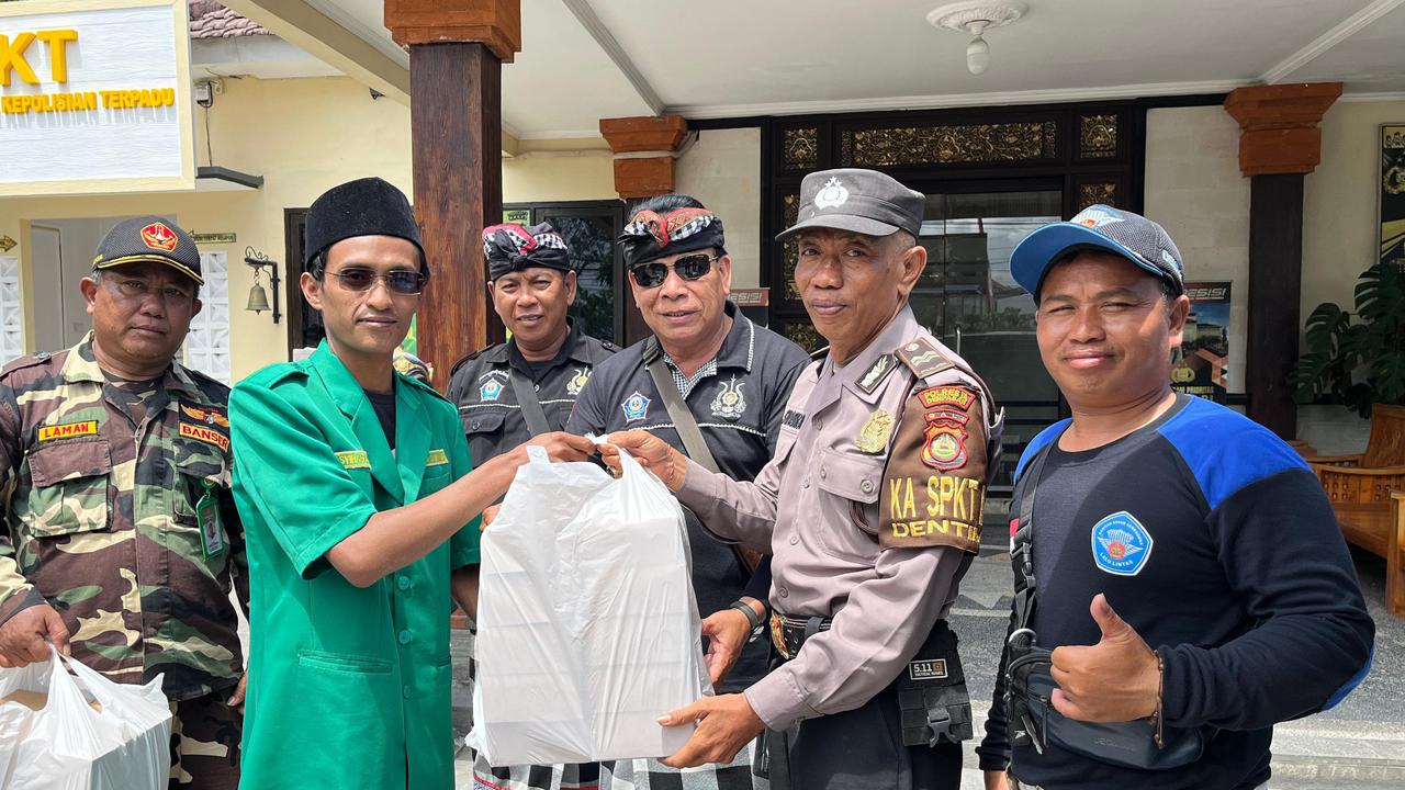 Aksi Kompak, Banser-Pecalang Bersihkan Lokasi Apel Kesetiaan PBNU di Bali