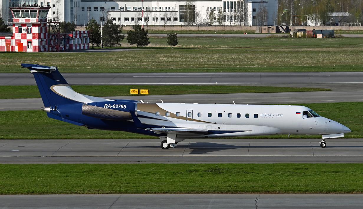 Jet pribadi dengan nomor ekor RA-02795 di bandara di St. Petersburg, Rusia pada 9 Mei 2023. (Luba Ostrovskaya via AP)