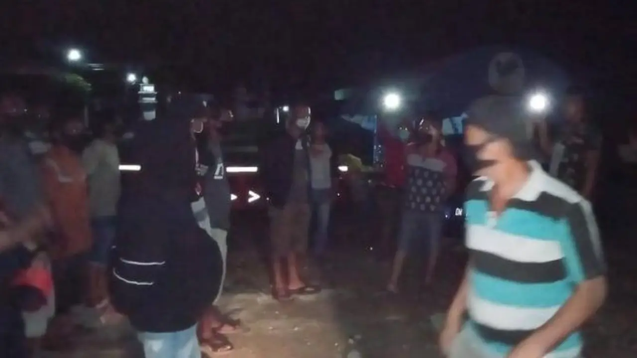 Petugas di Gorontalo menangkap 16 pemudik yang mencoba menerobos larangan mudik lewat jalur laut. (Foto: Liputan6.com/Istimewa)