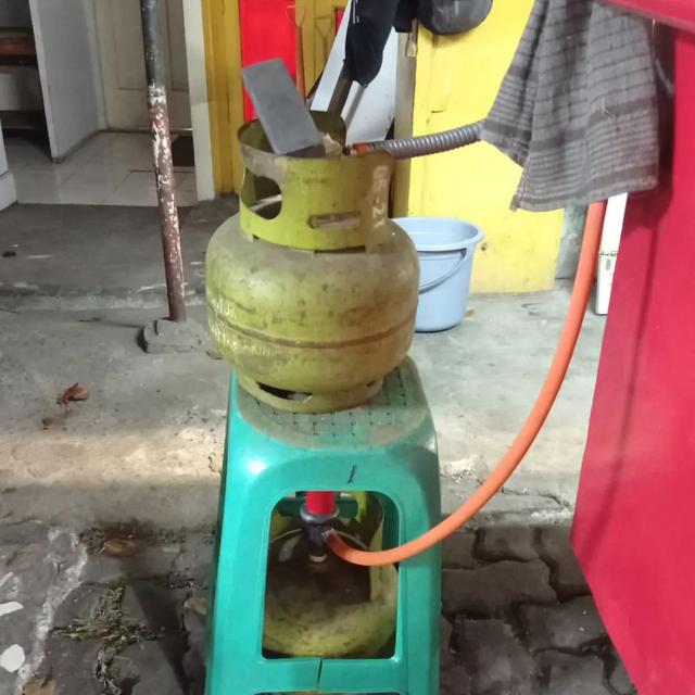 6 Alih Fungsi Kursi Plastik Ini Bikin Tepuk Jidat, dari