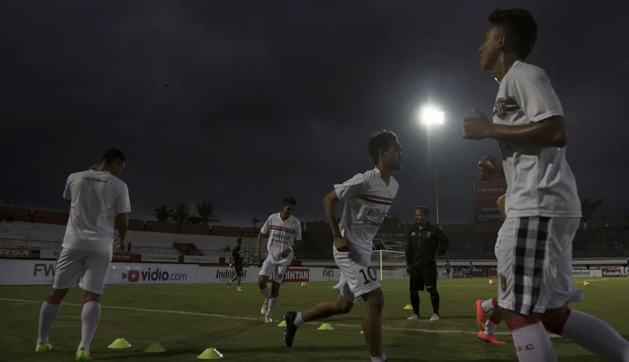 Sejumlah pemain Bali United melakukan pemanasan jelang laga Piala Presiden melawan Mitra Kukar di Stadion I Wayan Dipta, Gianyar, Kamis (3/9/2015). (Bola.com/Vitalis Yogi Trisna)