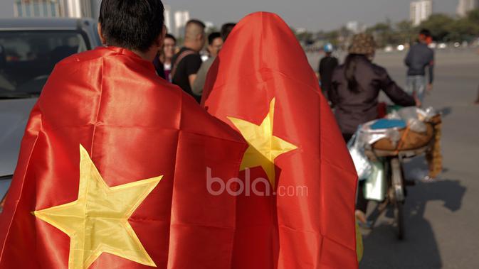 Suporter Vietnam menuju stadion berselimutkan bendera negaranya sebelum laga semifinal Piala AFF 2016 di Stadion Nasional My Dinh, (07/12/2016). (Bola.com/Peksi Cahyo)