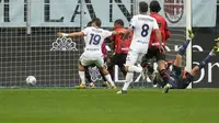 Malick Thiaw dari AC Milan mencetak gol bunuh diri melewati kipernya saat pertandingan sepak bola Serie A antara AC Milan dan Genoa, di stadion San Siro di Milan, Italia, Minggu, 5 Mei 2024. (AP Photo/Luca Bruno)