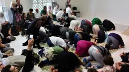 Jamaah melakukan salat di Masjid Ibnu Rushd-Goethe yang terletak di Berlin, Jerman (16/6). Anehnya, saf jamaah masjid ini tidak beraturan, lelaki dan perempuan dapat bercampur dalam satu saf. (AFP Photo/John Macdougall)