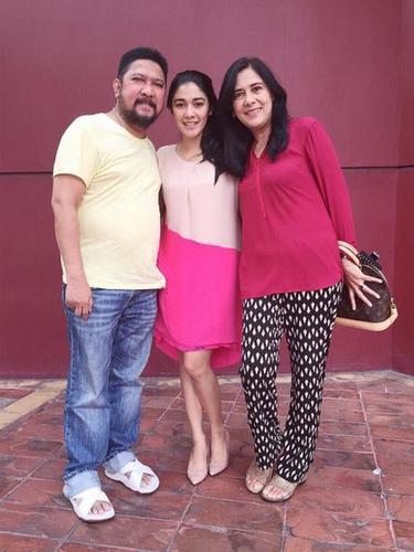 Dian Nitami Dan Widyawati Ikon Artis Cinta Lokasi News Entertainment Fimela Com