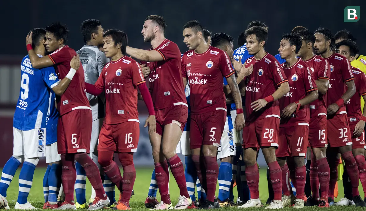 Para pemain Persija Jakarta bersalaman dengan pemain Persib Bandung usai laga Liga 1 di Stadion PTIK, Jakarta, Sabtu (30/6/2018). Persija menang 1-0 atas Persib. (Bola.com/Vitalis Yogi Trisna)