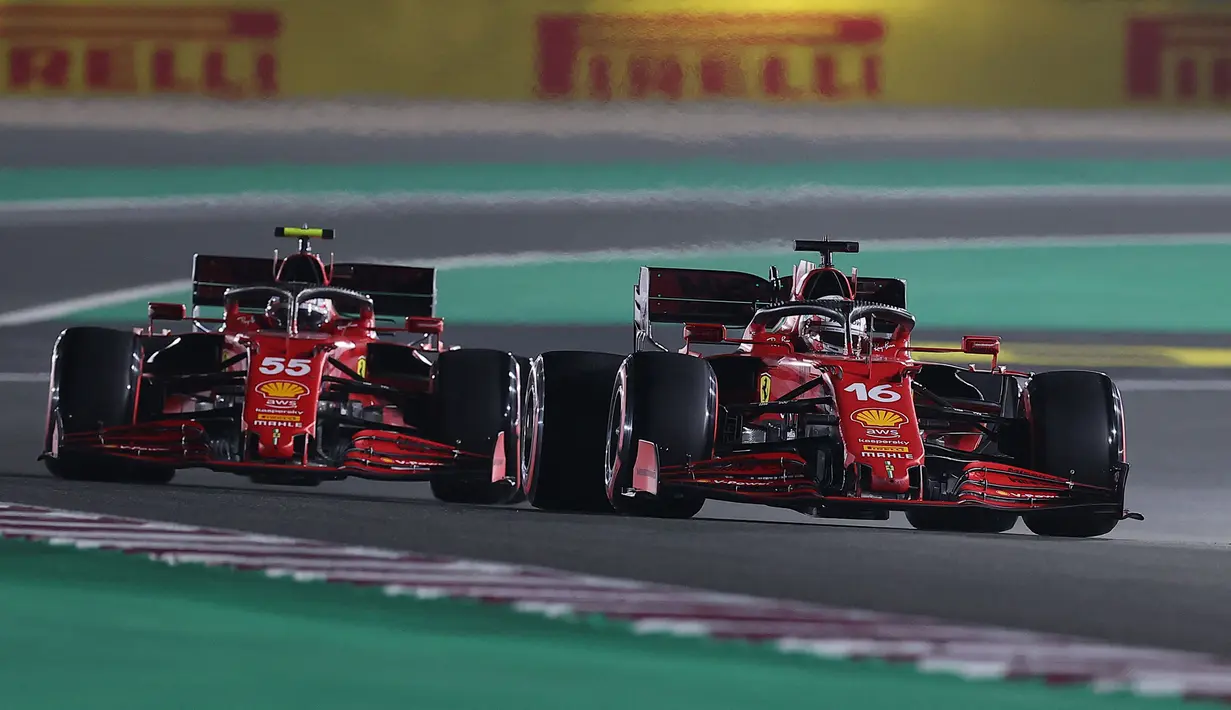 Pembalap Ferrari, Charles Lecrerc (kanan) dan Carlos Sainz berhasil finis di P7 dan P8 Formula 1 GP Arab Saudi 2021. Hal tersebut merupakan kali ke-2 mereka finis berdekatan pada musim ini. Hasil tersebut juga menguatkan tim Ferrari menempati urutan ketiga di klasemen konstruktor. (AFP/Karim Jaafar)