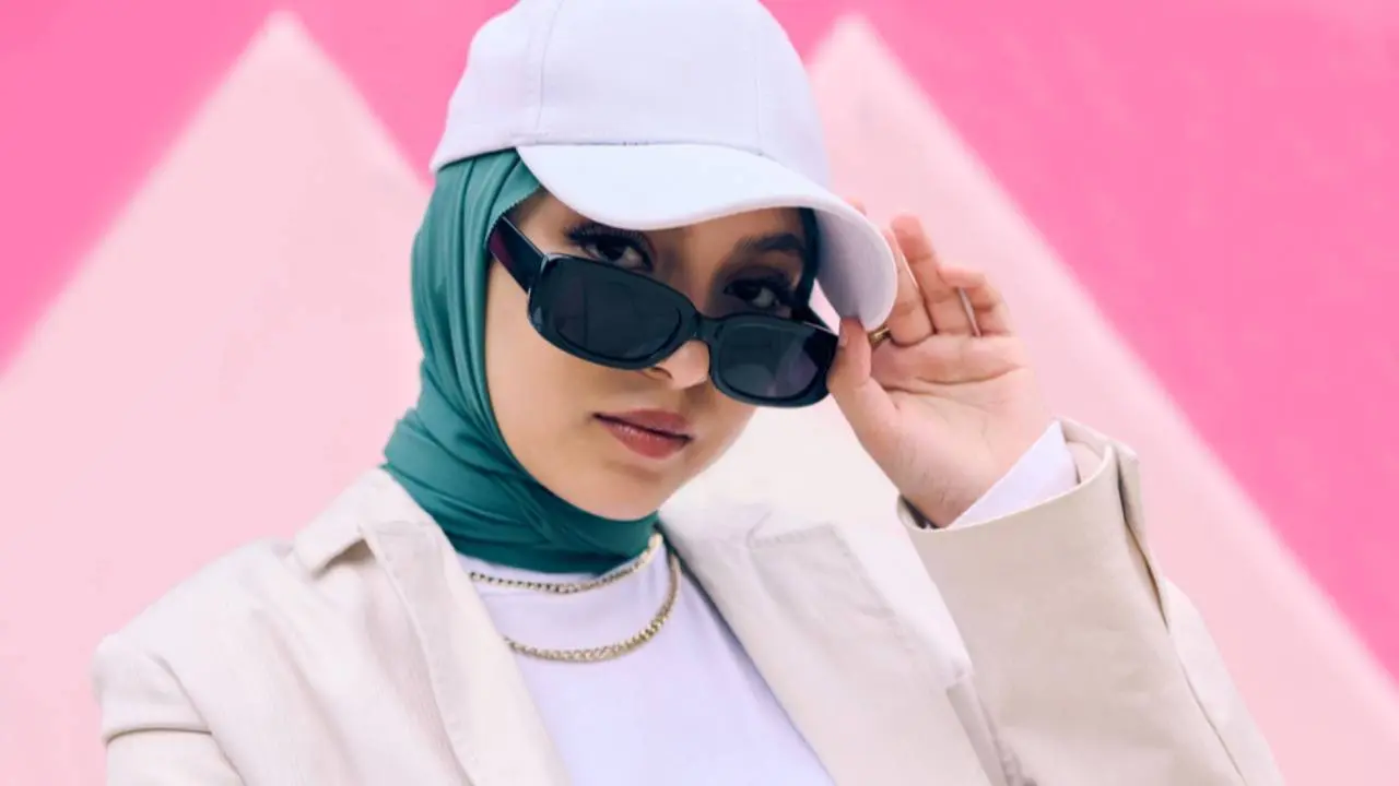 Model Kacamata Hitam untuk Hijaber yang Lagi Tren, Sentuhan Simpel yang Bikin Look Lebih Elegan