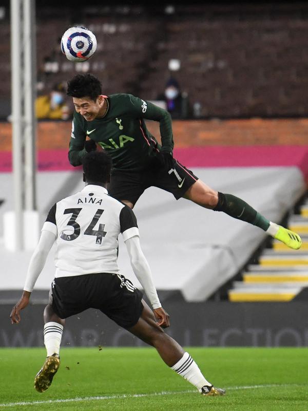 Striker Tottenham Hotspur, Son Heung-Min (atas) bersaing dengan bek Fulham, Ola Aina pada pekan ke-27 Liga Inggris di Craven Cottage, Jumat (5/3/2021) dini hari WIB. Tottenham Hotspur unggul 1-0 atas Fullham lewat gol bunuh diri Tosin Adarabioyo. (NEIL HALL / POOL / AFP)