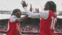 Noni Madueke (kiri) dan Eberechi Eze dari Arsenal merayakan gol dalam laga Premier League antara Arsenal dan Nottingham Forest di London, Sabtu, 13 September 2025. (AP Photo/Kin Cheung)