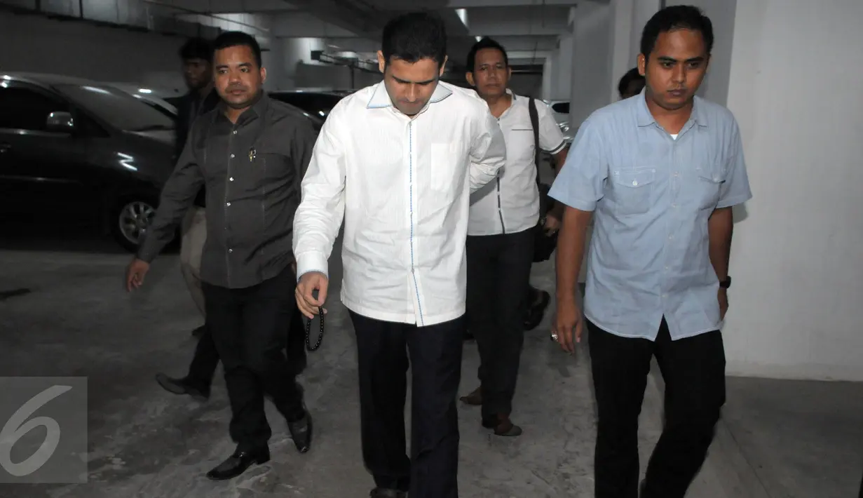 M. Nazaruddin saat akan menjalani sidang beragendakan tuntutan jaksa penuntut umum KPK, Jakarta, (11/5). Nazaruddin juga didakwa melakukan pencucian uang dengan membeli sejumlah saham di berbagai perusahaan dari hasil korupsi. (Liputan6.com/Helmi Afandi)