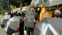 Aksi damai Koalisi Perlindungan Masyarakat dari Produk Zat Adiktif Tembakau di depan Gedung Kementerian Kesehatan (Kemenkes) RI Jakarta terkait regulasi konsumsi produk mengandung zat adiktif yang dinilai diabaikan dalam UU Kesehatan terbaru. (Dok Koalisi Perlindungan Masyarakat dari Produk Zat Adiktif Tembakau)
