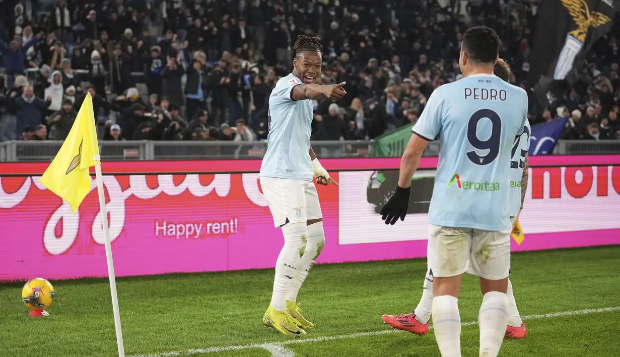 Pemain Lazio, Tijjani Noslin melakukan selebrasi bersama rekan-rekannya setelah mencetak gol ke gawang Napoli pada babak laga 16 besar Coppa Italia 2024/2025 di Olympic Stadium, Roma, Italia, Jumat (06/12/2024) WIB. (AP Photo/Andrew Medichini)