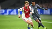 5. Frenkie de Jong (Ajax Amsterdam) – Pemain muda Belanda ini resmi menjadi milik Barcelona setelah diboyong dengan nilai transfer 75 juta euro. Gelandang berusia 21 tahun tersebut akan berlabuh ke Camp Nou pada musim panas mendatang. (AFP/John Thys)