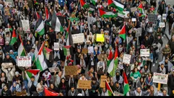 Serangan udara Israel yang menewaskan ratusan orang di sebuah rumah sakit Gaza juga menjadi seruan para demonstran. (Tyler Pasciak LaRiviere/Chicago Sun-Times via AP)