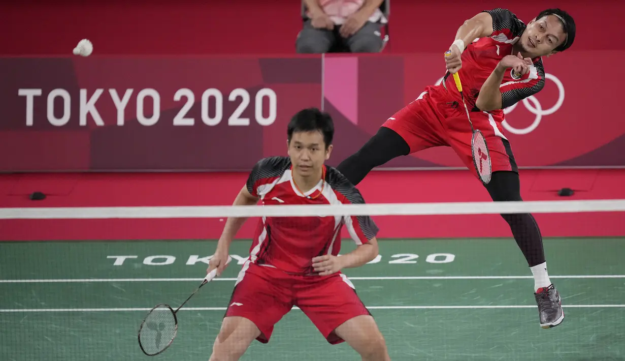 Akhirnya mereka berhasil menutup permainan dengan skor 21-19 atas pasangan Chia/Soh. Hal ini membuat Ahsan/Hendra menjadi pemuncak klasemen sementara Grup D ganda putra dan menyusul pasangan Marcus/Kevin ke perempatfinal Olimpiade Tokyo 2020. (Foto: AP/Dita Alangkara)