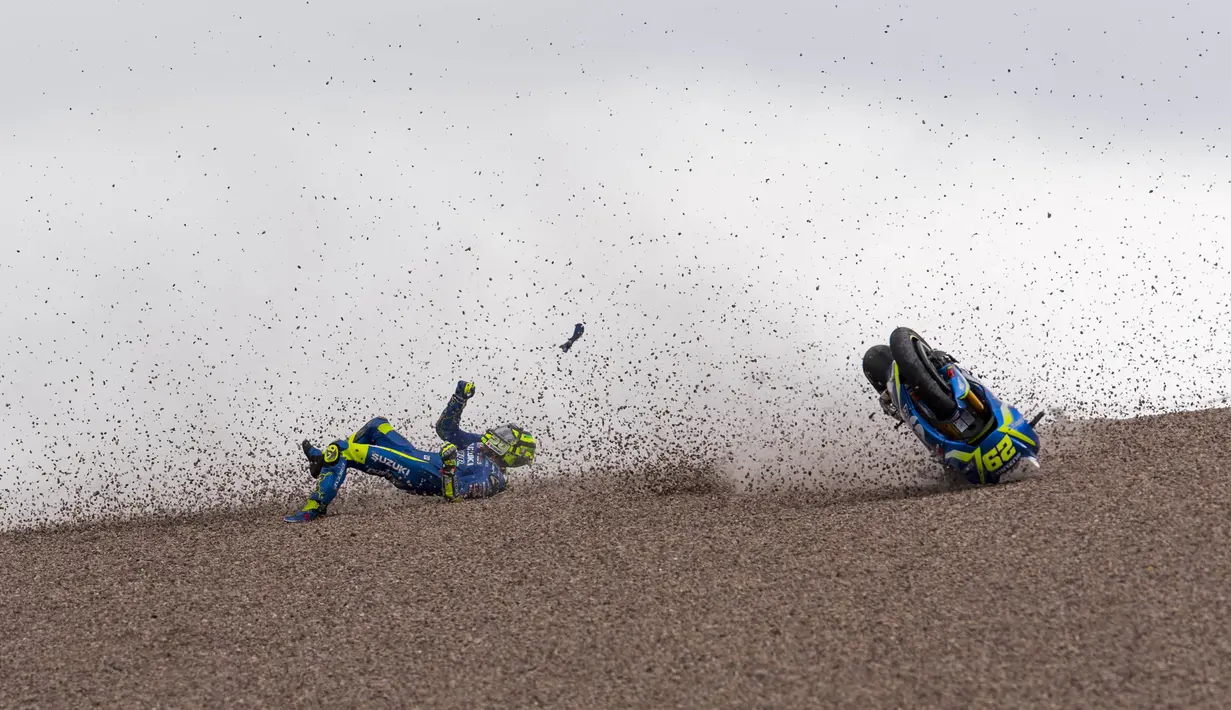 Pebalap Suzuki Ecstar, Andrea Iannone, terjatuh saat menjalani latihan bebas MotoGP Jerman di Sirkuit Sachsenring, Hohenstein-Ernstthal, Jumat (30/6/2017). (AFP/Robert Michael)