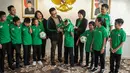 Menpora Imam Nahrawi menyambut kedatangan delapan pemain terbaik MILO Football Championship 2019 di Gedung Kemenpora, Jumat (26/7/2019). Selama tujuh hari para pemain terbaik ini mendapatkan pelatihan bersama puluhan anak lainnya, seperti Vietnam dan Amerika Selatan. (Liputan6.com/Faizal Fanani)