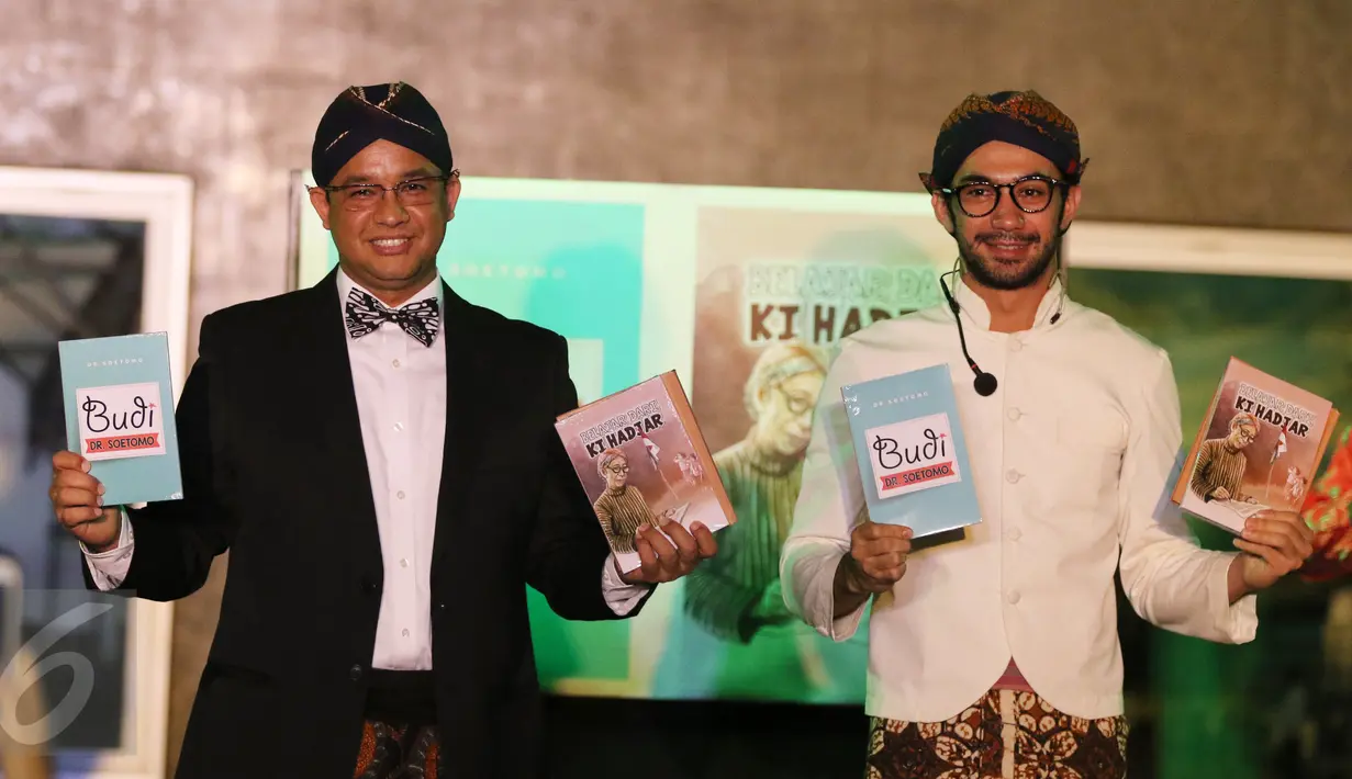 Mendikbud Anies Baswedan bersama aktor Reza Rahardian menunjukkan buku belajar dari Ki Hajar dan Budi Dr. Soetomo usai pertunjukan monolog pada pembukaan Pesta Pendidikan di Diorama Monas, Jakarta, Minggu (1/5). (Liputan6.com/Herman Zakharia)