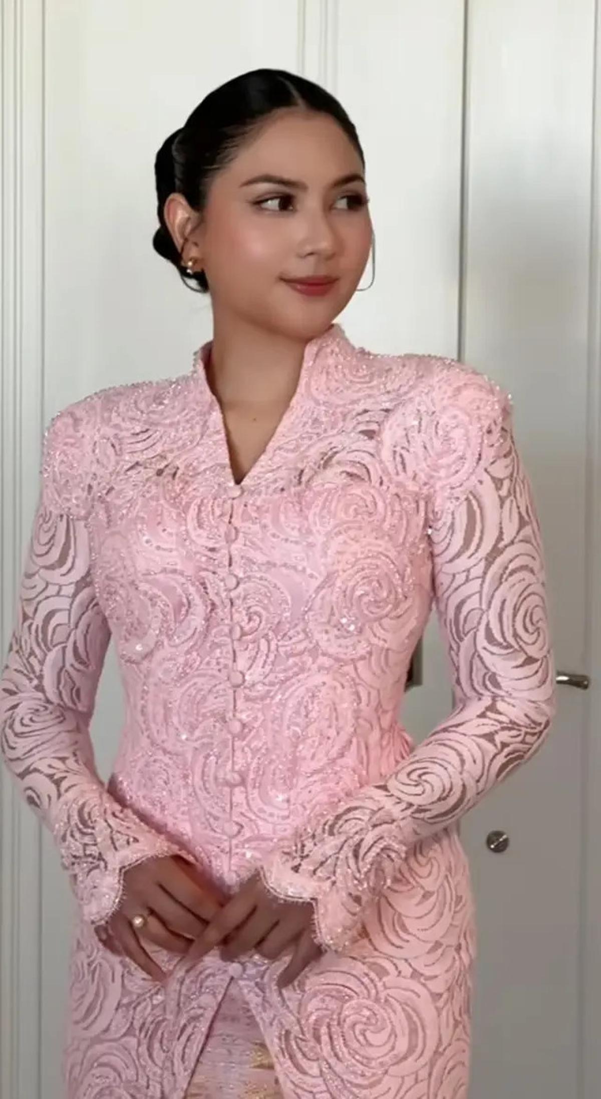 Pesona Jessica Mila Tampil Serba Pink Padukan Kebaya Pink dengan Songket Batak saat Pembaptisan Putrinya