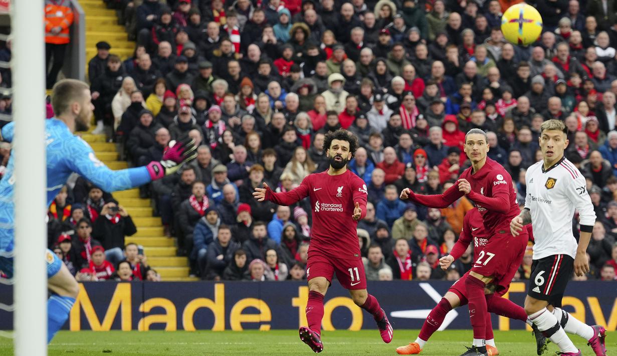 Reaksi pemain Liverpool, Mohamed Salah (tengah) atas percobaan gol Darwin Nunez ke gawang Manchester United pada laga pekan ke-26 Liga Inggris 2022/2023 yang berlangsung di Anfield, Liverpool, Senin (06/03/2023) WIB. (AP Photo/Jon Super)