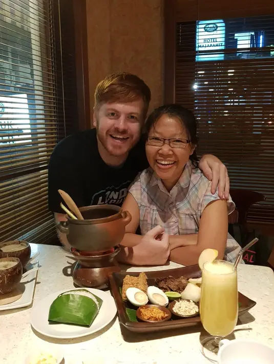 Dave kerap membagikan kebersamaan dengan istri di YouTube. Bahkan keduanya memiliki kanal YouTube khusus bernama Londokampung Family untuk membagikan vlog keluarga kecilnya. (Liputan6.com/IG/londokampung).