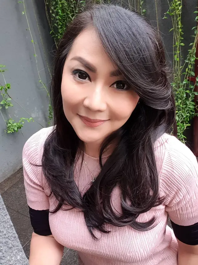 6 Potret Terbaru Thessa Kaunang yang Awet Muda di Usia 43 Tahun