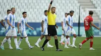 Wasit Glenn Nyberg saat membatalkan gol Argentina ke gawang Maroko dalam laga Grup B cabor sepak bola Olimpiade 2024, Rabu (24/7/2024). (AP Photo/Silvia Izquierdo)