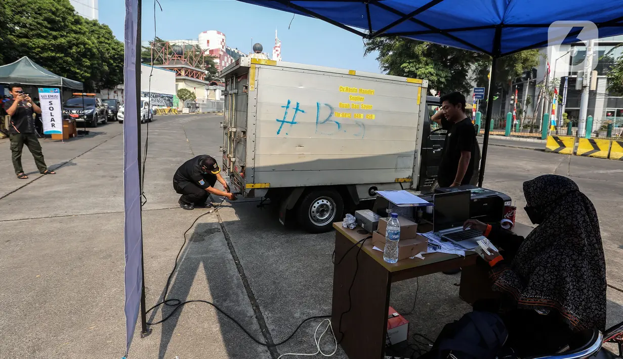 Petugas melakukan pendataan kendaraan yang terjaring dalam uji coba tilang uji emisi di Terminal Blok M. (Liputan6.com/Johan Tallo)