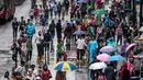 Suasana CFD saat hujan rintik-rintik di kawasan Bundaran HI, Jakarta, Minggu (13/11). Meski gerimis di kawasan tersebut mereka tak surut untuk berolahraga. (Liputan6.com/Faizal Fanani)