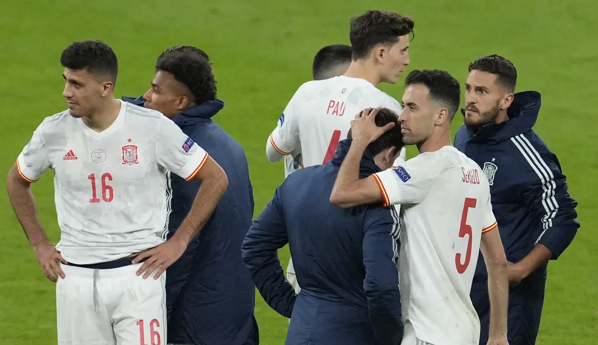 Reaksi pemain Spanyol dalam adu penalti pada pertandingan Euro 2020 melawan Italia di Stadion Wembley di London, Inggris, Rabu (7/7/2021). Spanyol takluk atas Italia 4-2 lewat adu penalti setelah laga imbang 1-1 selama 120 menit. (Matt Dunham/Pool/AFP)
