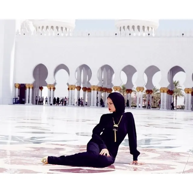 Rihanna mengunjungi Masjid Agung Sheikh Zayed. (Instagram/ badgalriri - https://www.instagram.com/p/fqaqxXBM3v/)