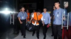 Bupati Batubara OK Arya Zulkarnain (tengah) saat digiring petugas usai pemeriksaan di Gedung KPK, Jakarta, Kamis (14/9). OK Arya Zulkarnain diduga menerima suap berkaitan dengan pembangunan infrastruktur TA 2017. (Liputan6.com/Helmi Fithriansyah)