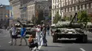 Kiev sedang bersiap untuk membuka pameran peralatan militer Rusia yang hancur di Jalan Khreshchatyk. (AP Photo/Efrem Lukatsky)