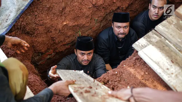 Tabur Bunga Rachmawati Soekarnoputri di Pusara Sang Suami Benny Soemarno