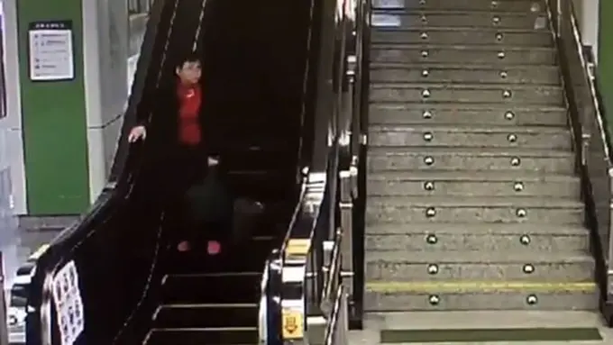 [Bintang] Wanita Ini Turun Pakai Eksalator Naik, Putus Asa Banget?