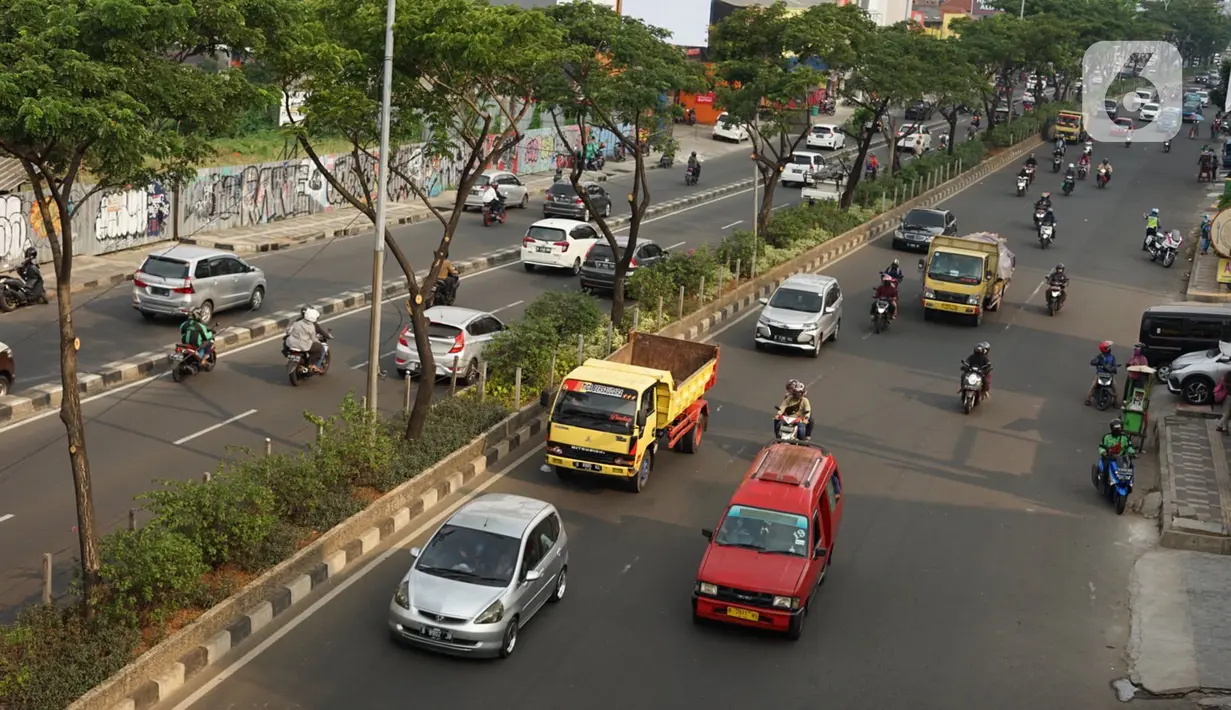 Kendaraan melintas di Jalan Margonda Raya, Depok, Jawa Barat, Sabtu (25/7/2020). Kapolres Metro Depok Kombes Pol. Azis Andriansyah memastikan tilang elektronik akan diterapkan di sejumlah jalan protokol di Kota Depok. (Liputan6.com/Immanuel Antonius)