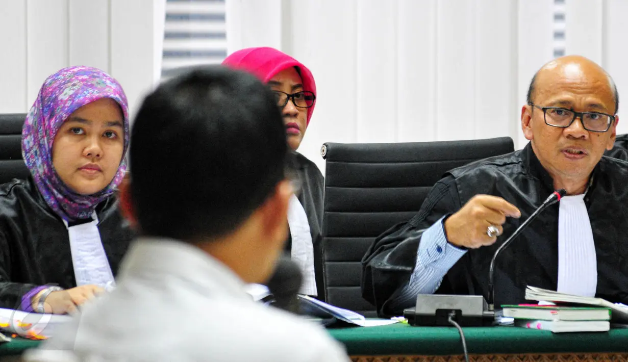 Jaksa penuntut umum bertanya kepada Abdur Rouf di sidang lanjutan dengan terdakwa Fuad Amin di Pengadilan Tipikor, Jakarta, Senin (1/6/2015). Rouf mengaku menjadi perantara penerimaan uang suap untuk Fuad Amin (Liputan6.com/Yoppy Renato) 
