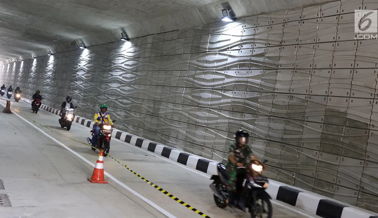 Sejumlah pengendara motor melintasi underpass Kartini di kawasan Lebak Bulus, Jakarta Selatan, Jumat (23/2). (Liputan6.com/Immanuel Antonius)