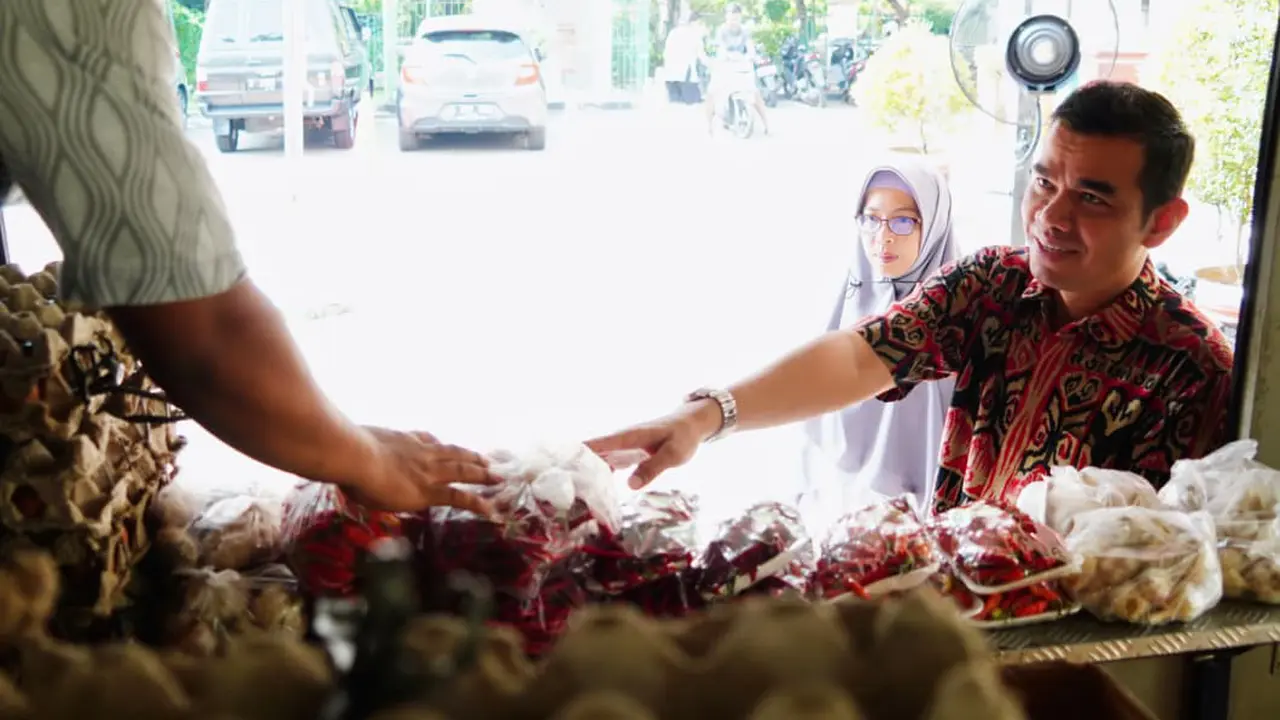 Direktur Stabilisasi Pasokan dan Harga Pangan Bapanas Maino Dwi Hartono cek harga pangan termasuk cabai. (Dok Bapanas)