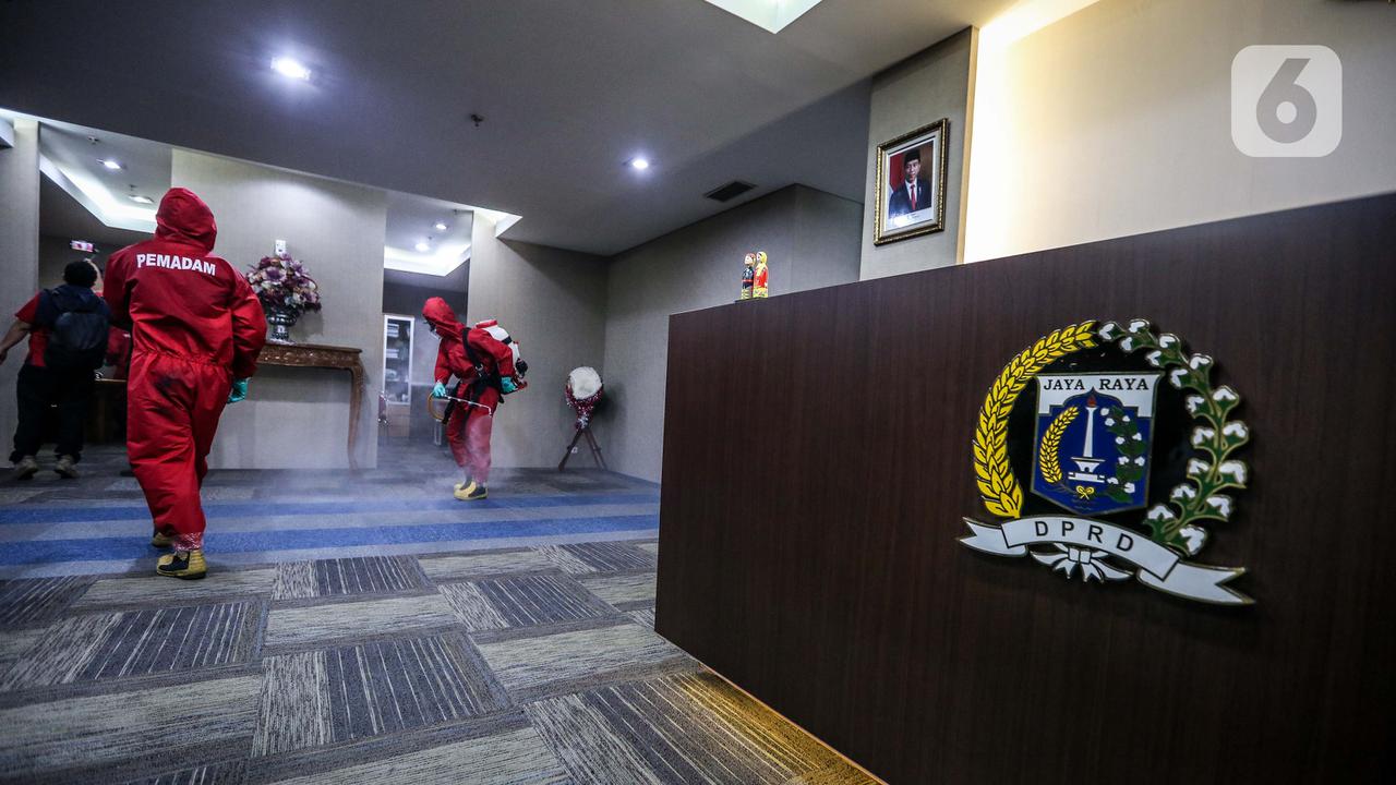 FOTO: Penyemprotan Disinfektan Gedung DPRD DKI Jakarta