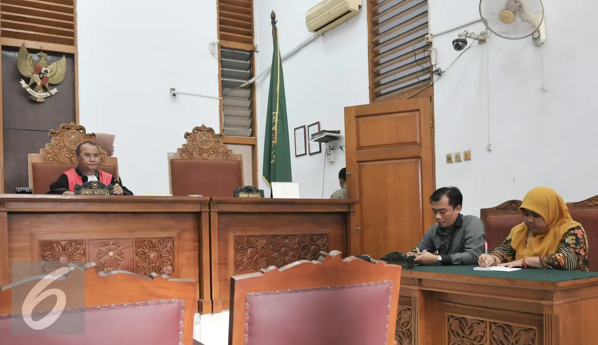 Hakim menolak praperadilan kakak Saipul Jamil, Samsul Hidayatullah karena KPK telah melampirkan bukti-bukti yang cukup dalam penetapan Samsul sebagai tersangka, Jakarta, Senin (29/8). (Liputan6.com/Yoppy Renato)