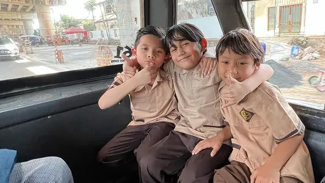 Ashanty dan Meisya Siregar temani anak-anaknya naik angkutan kota. [Foto: Instagram/meisya_siregar]