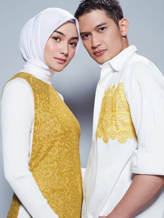 Busana kembar yang dikenakan Citra Kirana dan Rezky Aditya juga bisa dijadikan inspirasi berbusaha sehari-hari. Seperti yang satu ini, keduanya memilih memakai baju couple bernuansa emas dan putih. Penampilan keduanya terlihat begitu stylish. (Liputan6.com/IG/@thereal_rezkyadhitya)