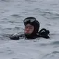 Seorang penyelam baru saja menjalankan tugasnya mencari korban Kapal Sewol (Reuters)
