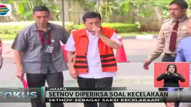 Dirlantas Polda Metro Jaya sambangi gedung KPK untuk periksa Setya Novanto sebagai saksi kecelakaan yang melibatkan salah satu wartawan.