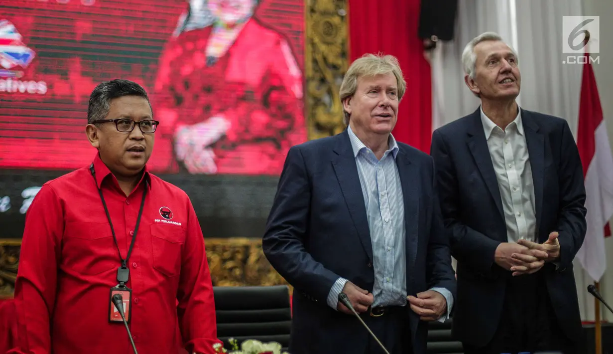 Sekjen DPP PDIP Hasto Kristiyanto (kiri) bersama delegasi Partai Konservatif Inggris Simon Burns dan Nick De Bois di Kantor DPP PDIP, Menteng, Jakarta, Selasa (19/2). Pertemuan membahas isu-isu aktual. (Liputan6.com/Faizal Fanani)