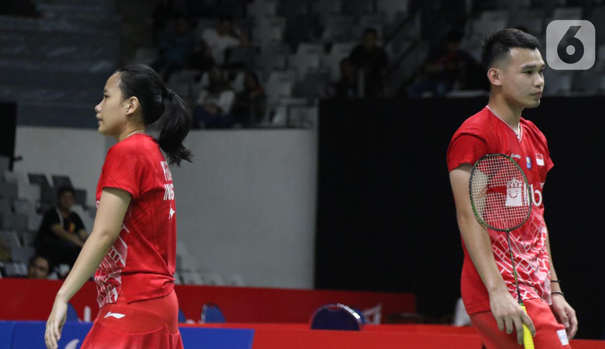 Ganda campuran Indonesia, Rinov Rivaldy/Pitha Haningtyas Mentari saat melawan Lee Jhe-Huei/Hsu Ya Ching (Taiwan) di babak pertama Indonesia Master 2020 di Istora GBK, Jakarta, Selasa (14/1/2020). Rivaldi/Mentari kalah dua set 15-21, 13-21. (Liputan6.com/Helmi Fithriansyah)
