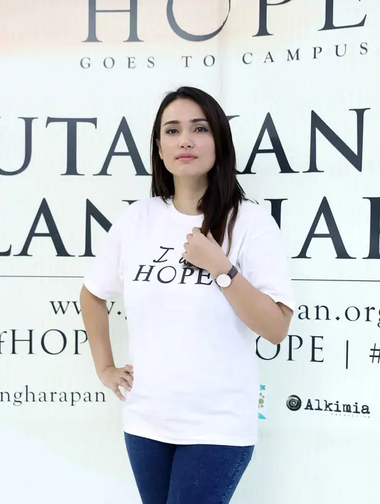 Ditemui di Universitas Al Azhar, Kebayoran Baru, Jakarta Selatan, Rabu (30/12/2015), Feby Febiola memberikan kiat-kiat agar terhindar dari penyakit kanker. Karena menurutnya masih banyak masyarakat yang kurang peduli. (Nurwahyunan/Bintang.com)