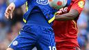 Pemain Chelsea Ross Barkley (kiri) berebut bola dengan pemain Watford Edo Kayembe (kanan) pada pertandingan sepak bola Liga Inggris di Stamford Bridge, London, Inggris, 22 Mei 2022. Chelsea menang 2-1. (Glyn KIRK/AFP)